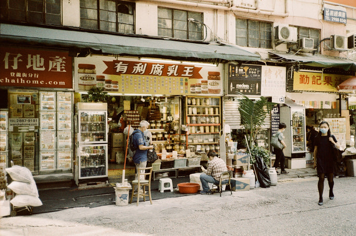 Street scene in Hong Kong, shot with Lomography Metropolis - 35mm film 