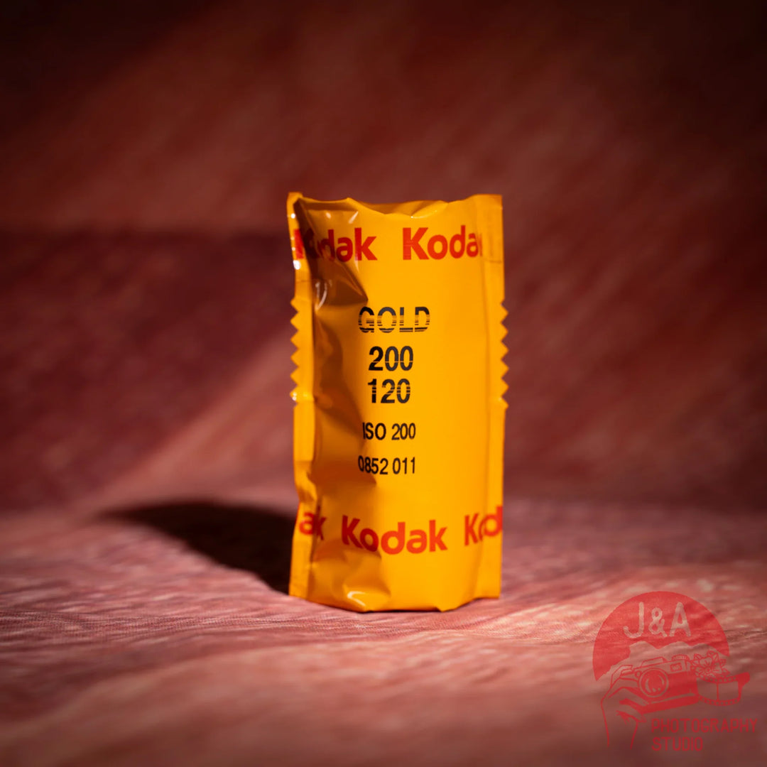 High-quality product image of Kodak Gold 200 120 film roll, medium-format colour negative film ideal for vibrant, natural tones and everyday photography, 1 roll