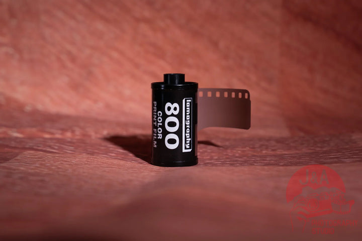 Lomography 800 35mm colour negative film for low-light and creative analog photography with rich, vibrant tones, 1 roll