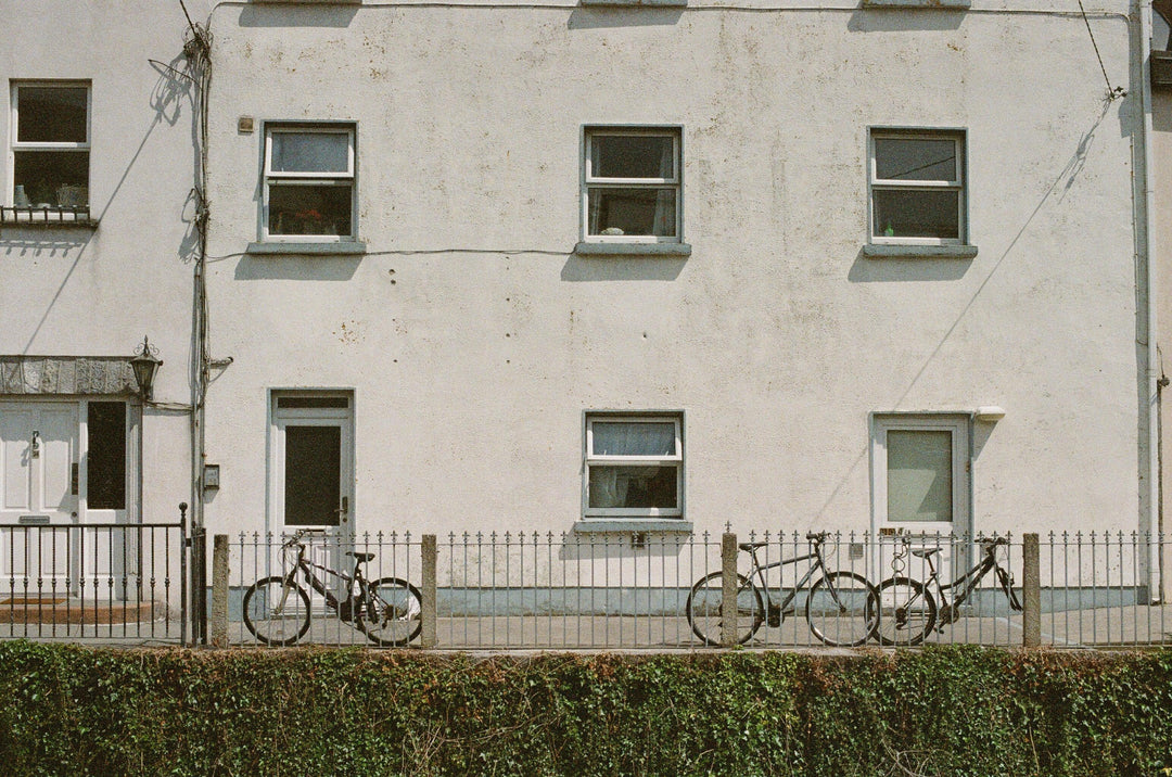 Outdoor street scene captured on Kodak Portra 800 35mm film highlighting vibrant tones and smooth grain.